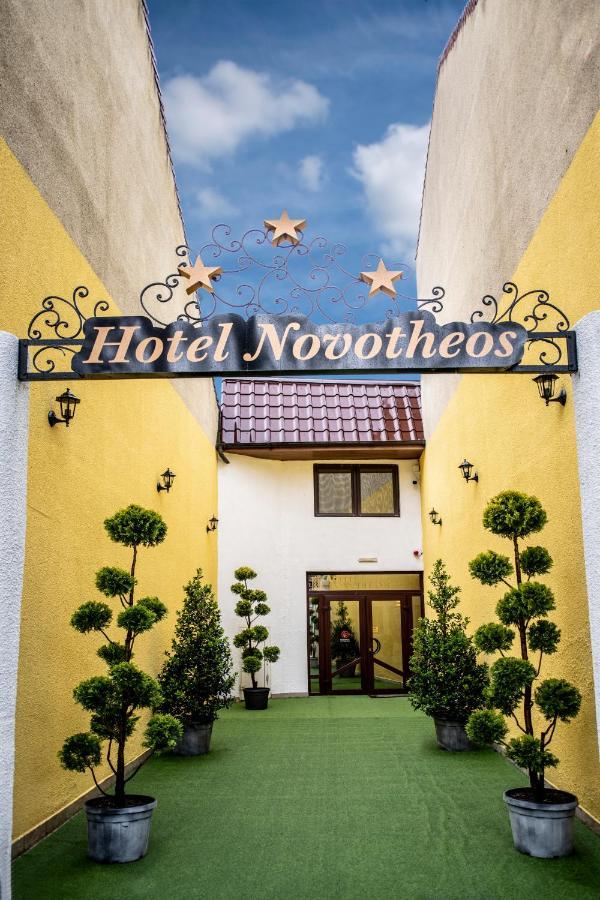 Hotel Novotheos Oradea Exterior foto